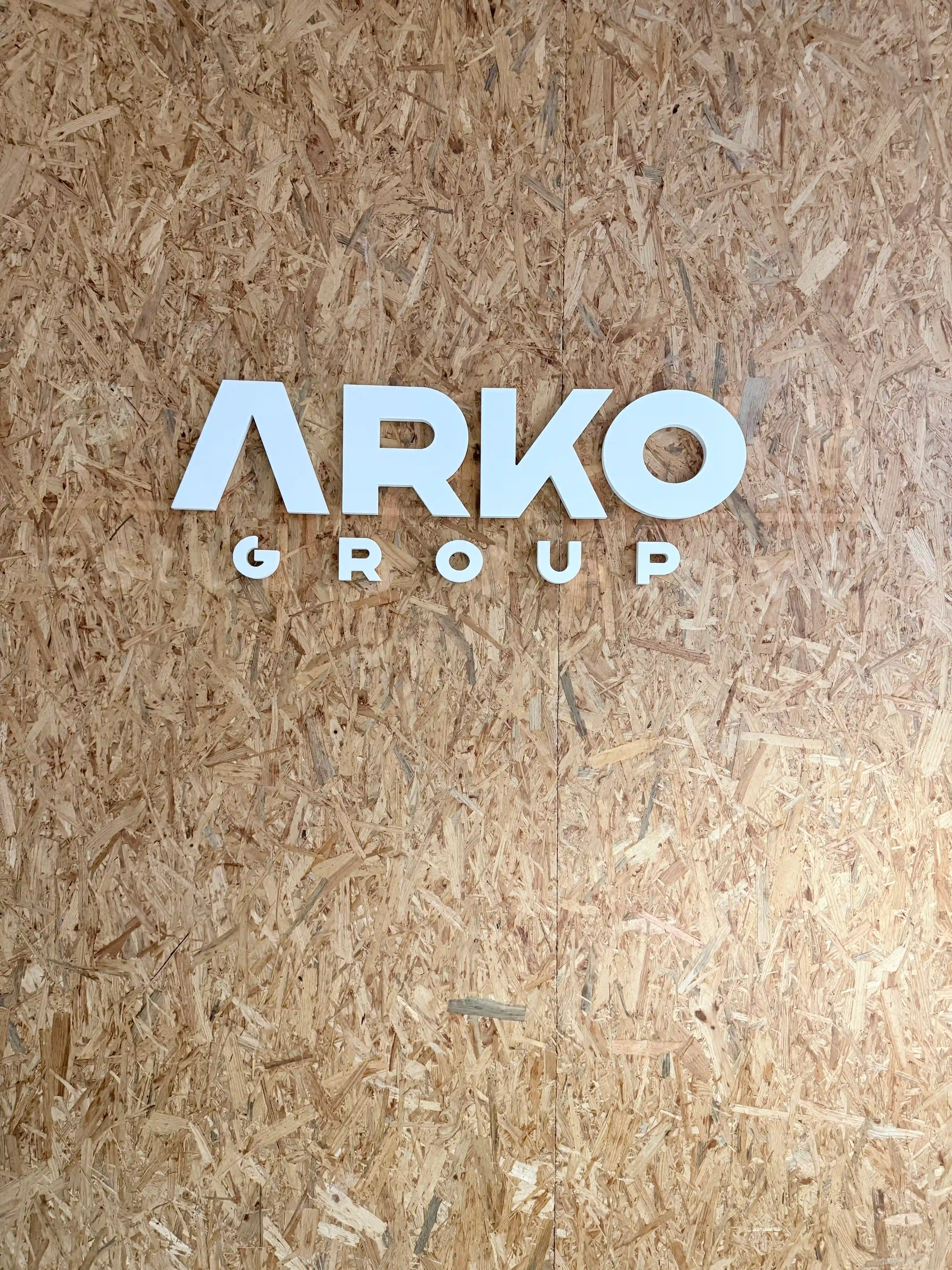 Logo ARKO Group en madera OSB